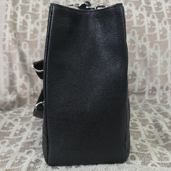 Chanel Black Quilted Shoulder Bag - Picture 4 of 14